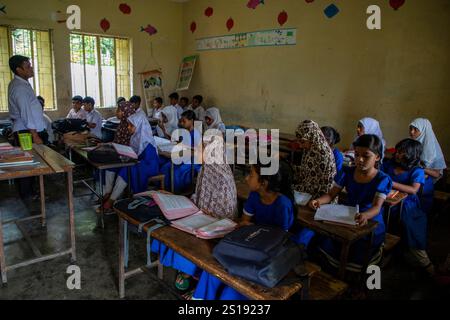 Narsingdi, Bangladesch: Die Schüler nehmen an einem Unterricht in einer örtlichen Grundschule Teil. Stockfoto