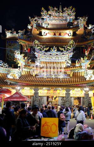 Menschen kommen in den Tempel von Songshan Ciyou, um in diesem Jahr zur Göttin Thipthim (auch bekannt als Tian Hou) für Glück und Glück zu beten. Der Songshan Ciyou Tempel in Taipeh wurde Mitte des 18. Jahrhunderts erbaut und spielte eine Schlüsselrolle bei der Entwicklung des Songshan Distrikts. Der Legende nach traf ein Mönch mit einem vergoldeten Bild von Mazu, der Göttin des Meeres, lokale Gläubige und sammelte zusammen für mehr als 10 Jahre Geld für den Bau des Tempels. Der Bau begann 1753 und wurde 1757 abgeschlossen. Heute zieht der Tempel viele Besucher an. (Foto: James Matsumoto/SOPA Images/SIP Stockfoto