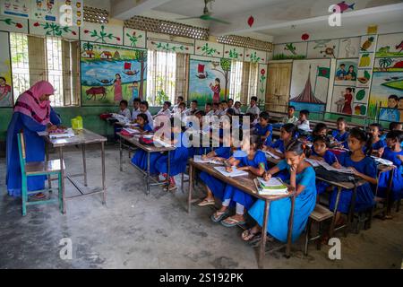 Narsingdi, Bangladesch: Die Schüler nehmen an einem Unterricht in einer örtlichen Grundschule Teil. Stockfoto