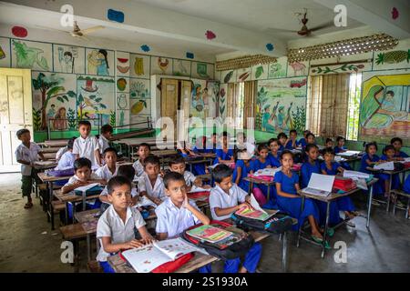 Narsingdi, Bangladesch: Die Schüler nehmen an einem Unterricht in einer örtlichen Grundschule Teil. Stockfoto