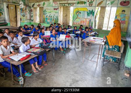 Narsingdi, Bangladesch: Die Schüler nehmen an einem Unterricht in einer örtlichen Grundschule Teil. Stockfoto