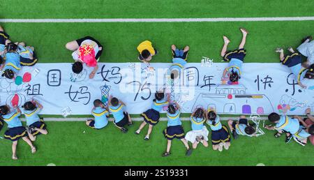 Peking, China. September 2024. Ein Foto der Luftdrohne vom 26. September 2024 zeigt Kinder, die in einem Kindergarten im Daying County in der Provinz Sichuan im Südwesten Chinas zeichnen. Quelle: Liu Changsong/Xinhua/Alamy Live News Stockfoto