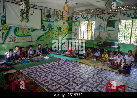 Narsingdi, Bangladesch: Die Schüler nehmen an einem Unterricht in einer örtlichen Grundschule Teil. Stockfoto