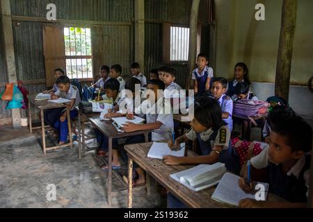 Narsingdi, Bangladesch: Die Schüler nehmen an einem Unterricht in einer örtlichen Grundschule Teil. Stockfoto