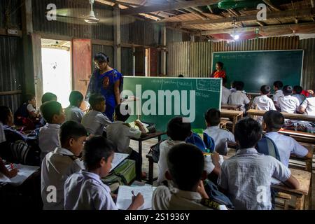 Narsingdi, Bangladesch: Die Schüler nehmen an einem Unterricht in einer örtlichen Grundschule Teil. Stockfoto