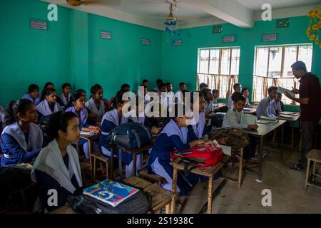 Narsingdi, Bangladesch: Die Schüler nehmen an einem Unterricht in einer örtlichen Grundschule Teil. Stockfoto