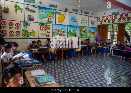 Narsingdi, Bangladesch: Die Schüler nehmen an einem Unterricht in einer örtlichen Grundschule Teil. Stockfoto