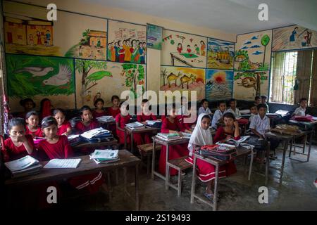 Narsingdi, Bangladesch: Die Schüler nehmen an einem Unterricht in einer örtlichen Grundschule Teil. Stockfoto