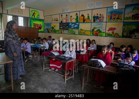 Narsingdi, Bangladesch: Die Schüler nehmen an einem Unterricht in einer örtlichen Grundschule Teil. Stockfoto