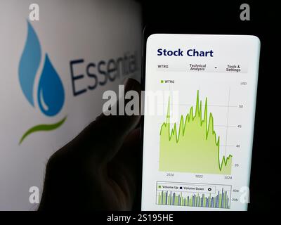Stuttgart, Deutschland. Juli 2024. In dieser Abbildung hält eine Person ein Mobiltelefon mit der Website des US-Wasserversorgungsunternehmens Essential Utilities Inc. Vor dem Logo. (Foto von Timon Schneider/SOPA Images/SIPA USA) *** ausschließlich für redaktionelle Nachrichten *** Credit: SIPA USA/Alamy Live News Stockfoto