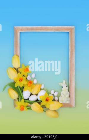 Symbole von Ostern mit Eiern Frühlingsblumen und Häschen auf goldenem Hintergrund. Design-Konzept für saisonale süße Speisen für die Weihnachtszeit auf Farbverlauf Blau Stockfoto
