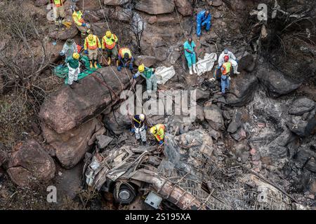 Peking, Südafrika. März 2024. Rettungskräfte arbeiten am 29. März 2024 an der Stelle eines Busunfalls in der Nähe von Mamatlakala in der Provinz Limpopo, Südafrika. Bei einem Busunfall am 28. März 2024 in Südafrikas nordöstlicher Provinz Limpopo wurden insgesamt 45 Menschen getötet und einer schwer verletzt. Quelle: Shiraaz Mohamed/Xinhua/Alamy Live News Stockfoto