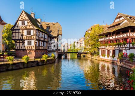 Historisches Viertel entlang der Ill im Viertel Petite France in Straßburg, Elsass, Ostfrankreich. Stockfoto