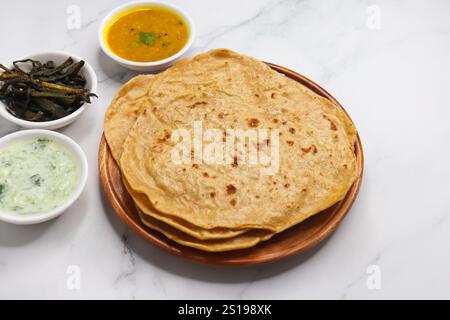 Roti und Sabzi. Indischer vegetarischer Thali umfasst Bhindi-Braten, gelbe Daal-Tadka, Gurkenraita und Chapati oder tel Paratha. Indisches Essen. Stockfoto