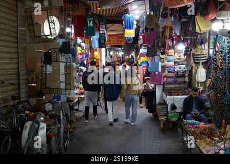 Geschäftiger Souk-See in der Nacht marrakesch, marokko Stockfoto