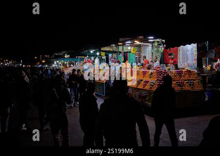 Frische Fruchtsaftstände auf dem jemaa el-fna Platz in marrakesch, marokko Stockfoto