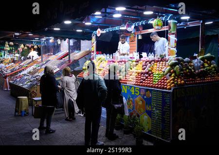Die Einheimischen kaufen abends frischen Fruchtsaft an einem Verkaufsstand auf dem jemaa el-fna-Platz in marrakesch, marokko Stockfoto