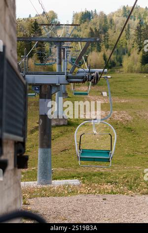 Malerischer Sessellift über Green Hills im Frühling. Stockfoto