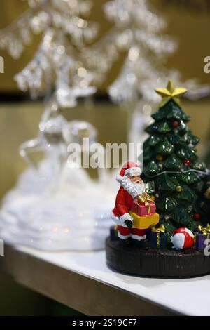 Eine wunderschöne festliche Weihnachtsszene mit Weihnachtsmann umgeben von Baumschmuck Stockfoto