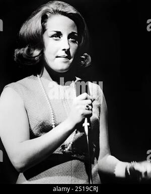 Sängerin Lesley Gore auf der Bühne der T.A.M.I. Show (1964–1965) Stockfoto