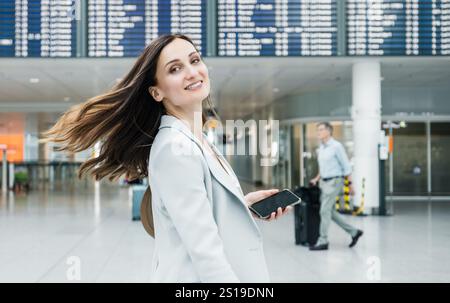 Erfolgreiche Geschäftsfrau am Flughafen auf Reisen Stockfoto