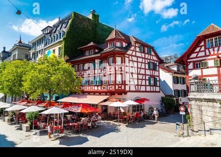 Außenansicht des Restaurants zur Hofstube in einem traditionellen Fachwerkhaus in Luzern, Schweiz Stockfoto