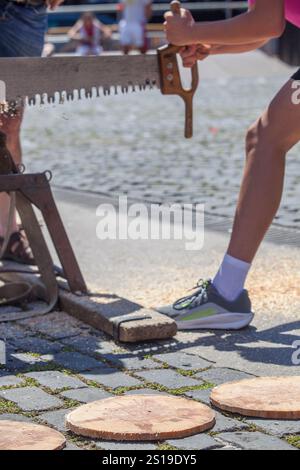 Sägen oder trontza, traditioneller navarra- und baskenlandsport. Die Teilnehmer zerschnitten den Stamm in Ringe, die einige Zentimeter dick sind Stockfoto