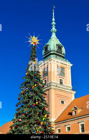 Weihnachtsbaum und Glockenturm des Königsschlosses in der Altstadt (Stare Miasto), Warschau, Polen Stockfoto