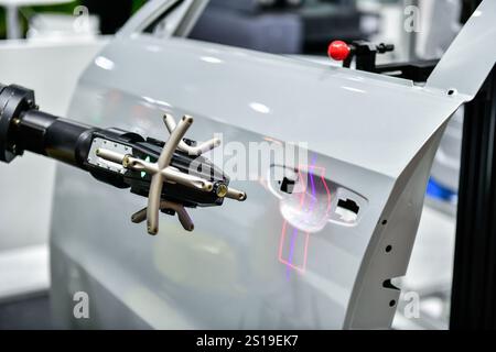 3D-Scanner am Roboterarm messen die Genauigkeit von Automobilteilen. In Industrieanlagen Stockfoto