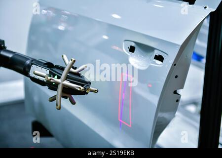3D-Scanner am Roboterarm messen die Genauigkeit von Automobilteilen. In Industrieanlagen Stockfoto