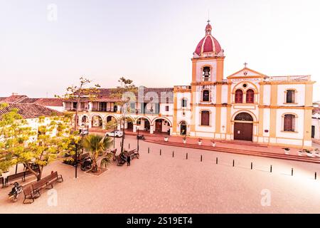 Kirche Inmaculada Concepcion und Plaza Real de la Concepcion in Santa Cruz de Mompox, Kolumbien Stockfoto