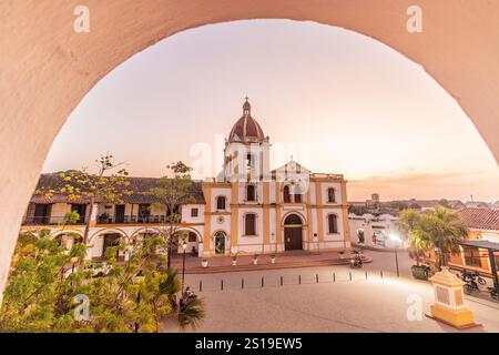 Kirche Inmaculada Concepcion und Plaza Real de la Concepcion in Santa Cruz de Mompox, Kolumbien Stockfoto