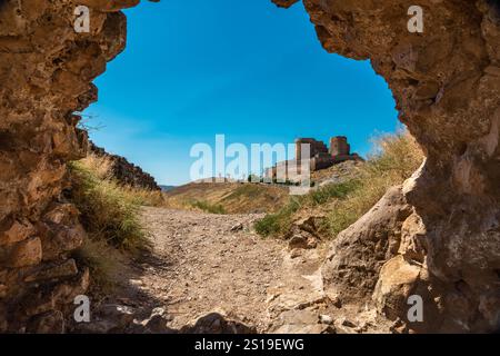 Atemberaubender Blick auf die Windmühlen von Consuegra im Sommer, Spanien Stockfoto