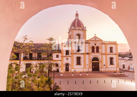 Kirche Inmaculada Concepcion und Plaza Real de la Concepcion in Santa Cruz de Mompox, Kolumbien Stockfoto