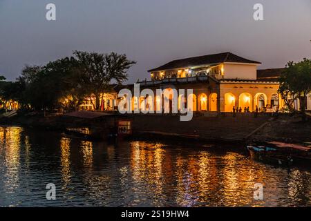 Abendblick auf das Plaza de Mercado Gebäude in Santa Cruz de Mompox, Kolumbien Stockfoto