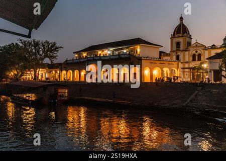 Abendblick auf das Plaza de Mercado Gebäude in Santa Cruz de Mompox, Kolumbien Stockfoto