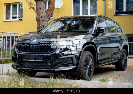 HAVIROV, TSCHECHISCHE REPUBLIK - 6. OKTOBER 2023: Schwarzer Skoda Kodiaq SUV im Händlerbetrieb vorgestellt Stockfoto