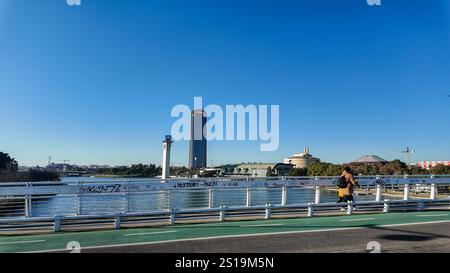Centro Comercial TORRE SEVILLA Turm von der Pasarela de la Cartuja Brücke Stockfoto