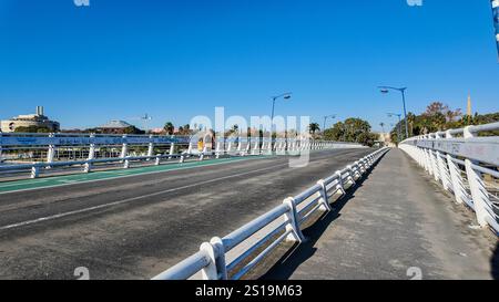 Blick von der Pasarela de la Cartuja Brücke an einem Tag mit blauem Himmel Stockfoto