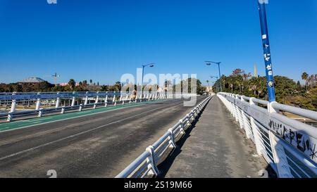 Blick von der Pasarela de la Cartuja Brücke an einem Tag mit blauem Himmel Stockfoto