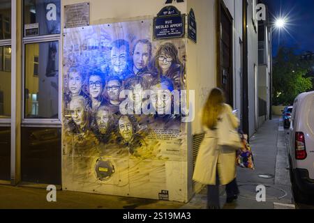PARIS (75) (11 EME ARRONDISSEMENT) RUE NICOLAS APPERT, L'ARTISTE GRAFFEUR CHRISTIAN GUEMY (ALIAS C215) A PEINT UNE FRESQUE (PROTEGEE PAR UN PANNEAU TR Stockfoto