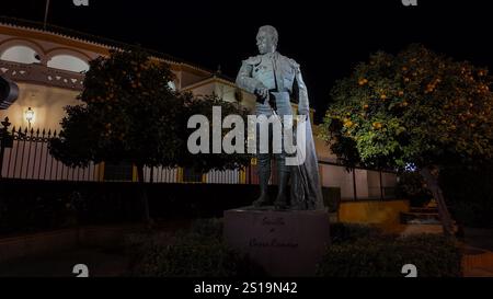 Bronzeskulptur des Stierkämpfers Curro Romero, vor der Plaza de Toros de la Real Maestranza de Sevilla, Sevilla, Spanien. Stockfoto