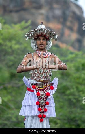 SIGIRIYA, SRI LANKA - 16. JULI 2024 : Ein Ves Dancer, auch bekannt als Kandyan Dancer oder Up Country Dancer, tritt in Sigiriya in Sri Lanka auf. Stockfoto