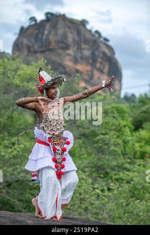 SIGIRIYA, SRI LANKA - 16. JULI 2024 : Ein Ves Dancer, auch bekannt als Kandyan Dancer oder Up Country Dancer, tritt in Sigiriya in Sri Lanka auf. Stockfoto