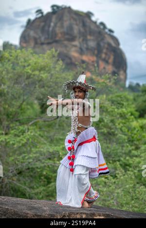 SIGIRIYA, SRI LANKA - 16. JULI 2024 : Ein Ves Dancer, auch bekannt als Kandyan Dancer oder Up Country Dancer, tritt in Sigiriya in Sri Lanka auf. Stockfoto