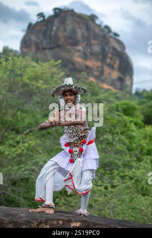 SIGIRIYA, SRI LANKA - 16. JULI 2024 : Ein Ves Dancer, auch bekannt als Kandyan Dancer oder Up Country Dancer, tritt in Sigiriya in Sri Lanka auf. Stockfoto