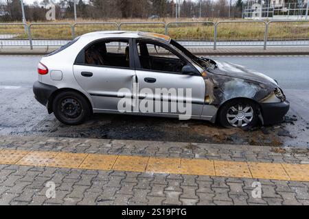 Verbrannter Pkw, der auf der Straße steht. Fahrzeug mit weitgehend ausgebranntem Innenraum. Stockfoto