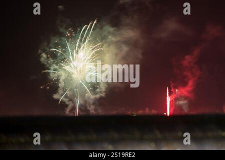 Explodierendes Feuerwerk hinter einem Dach Stockfoto
