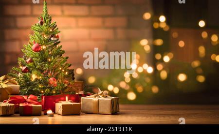 Diese bezaubernde Weihnachtskulisse zeigt einen üppigen, mit Ornamenten und Lichtern geschmückten Baum. Stockfoto