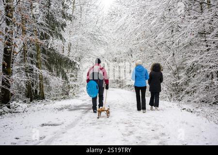 02. Januar 2025, Rheinland-Pfalz, Prüm: Eine Familie spaziert durch den verschneiten Wald des Skigebietes Wolfsschlucht. Am Morgen schneite es in die Tiefebene in der Eifel. Foto: Harald Tittel/dpa Stockfoto